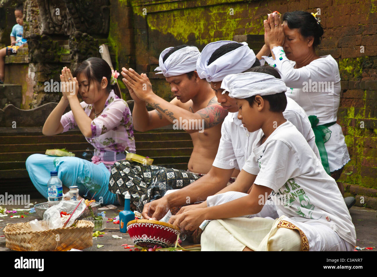 Eine balinesische Familie betet zu PURA TIRTA EMPUL ein Hindu-Tempel Komplex und kalten Quellen - TAMPAKSIRING, BALI, Indonesien Stockfoto