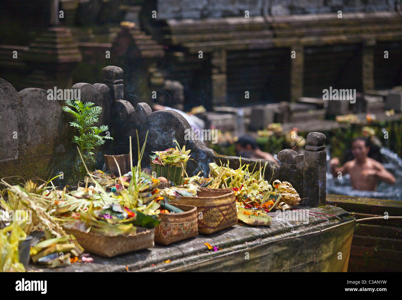 Angebote im PURA TIRTA EMPUL ein Hindu-Tempel-Komplex und kalten Quellen mit heilenden Gewässer - TAMPAKSIRING, BALI, Indonesien Stockfoto