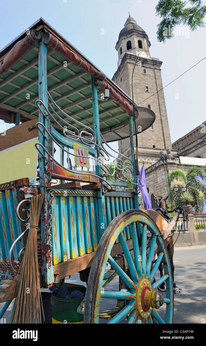 Traditionelle Pferd und Wagen oder Karetela außerhalb der Kirche von San Augustin, Manila, Philippinen Stockfoto