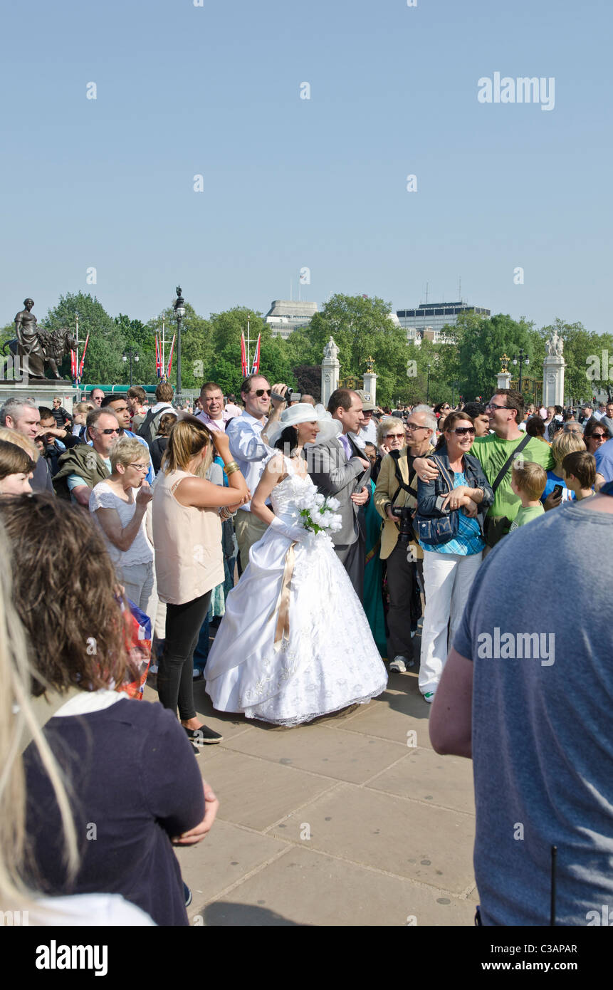 Frau im Hochzeitskleid mit Bräutigam außerhalb Buckingham Palace übermorgen königliche Hochzeit von Prinz William, Catherine Kate Middleton. Stockfoto
