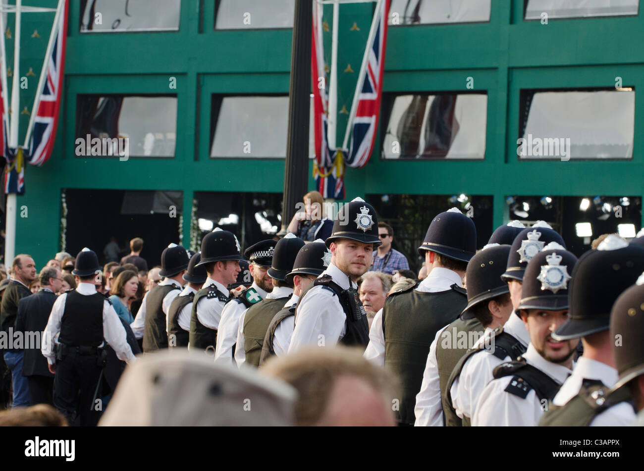 Menschenmenge, zurückgehalten von Polizei Medienzentrum außerhalb Buckingham Place Royal Hochzeit von Prinz William, Catherine Middleton. Stockfoto