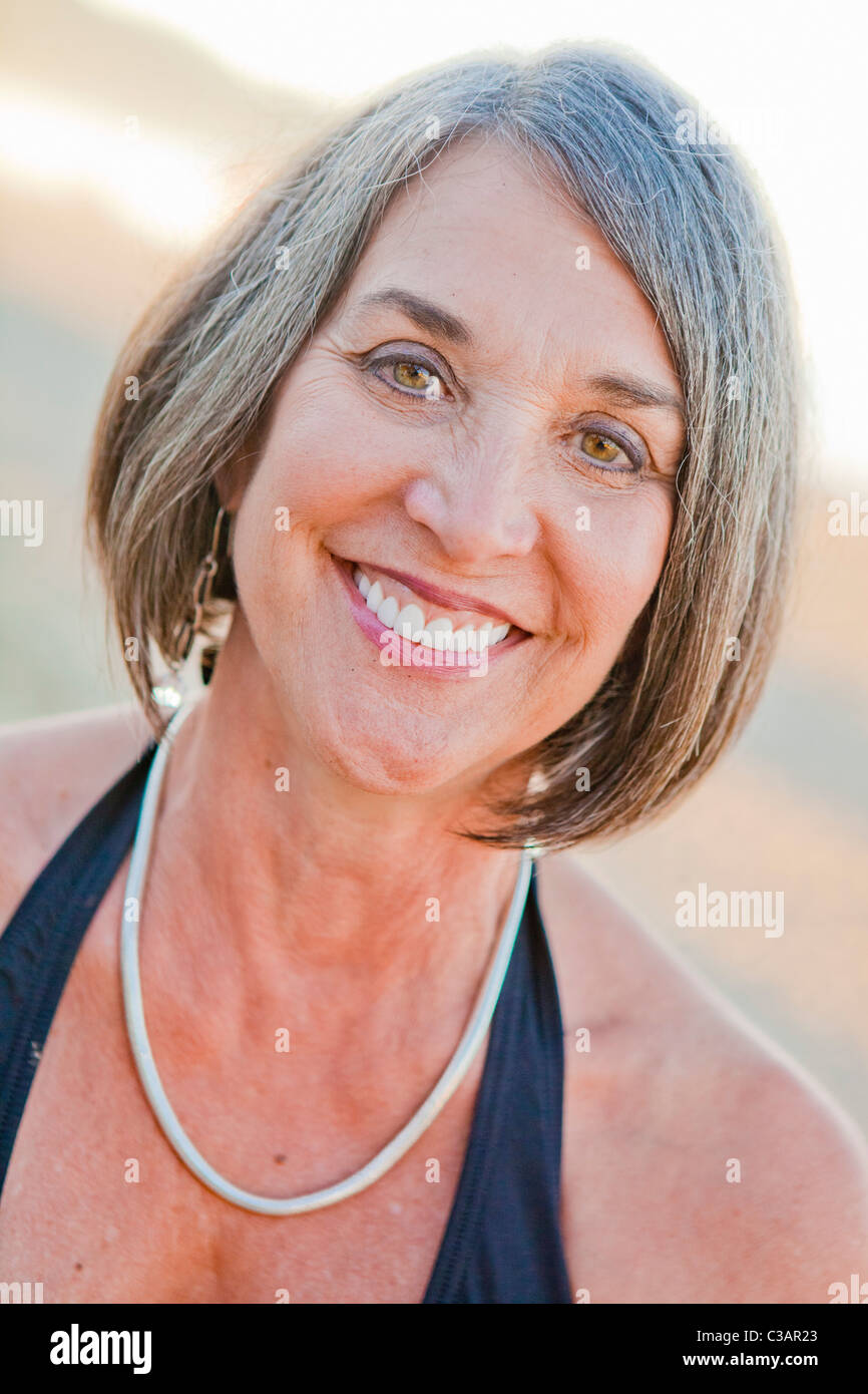 Porträt der mittlere gealterte Frau im freien Stockfoto