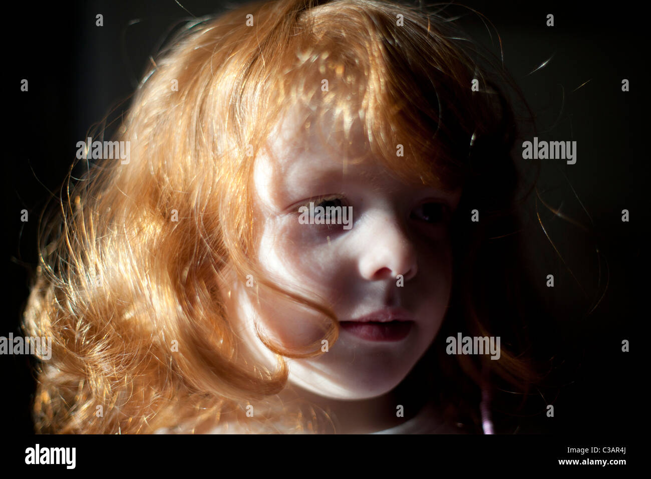Porträt eines vier Jahre alten Mädchens mit Ingwer Haar. Stockfoto