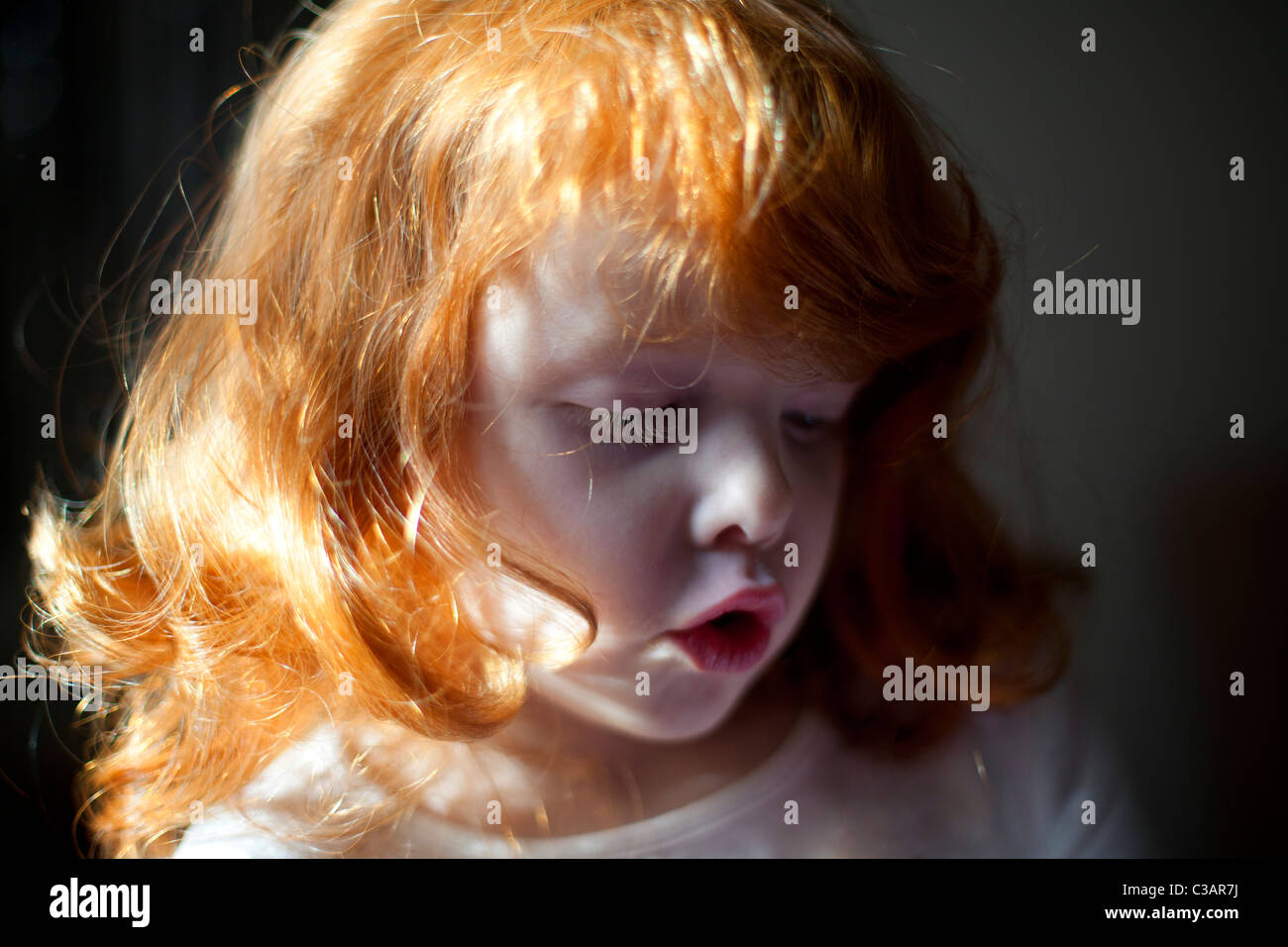 Porträt eines vier Jahre alten Mädchens mit Ingwer Haar. Stockfoto