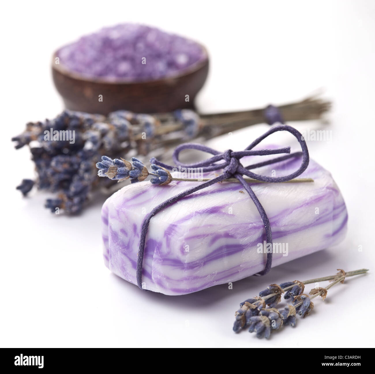 Mit Meersalz und getrocknetem Lavendel Seife. Stockfoto