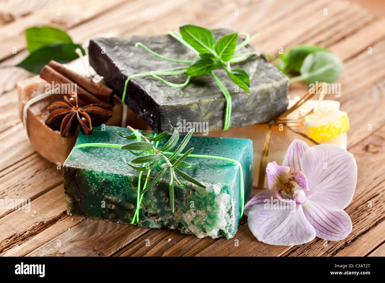 Stücke von Naturseife mit Kräutern. Stockfoto