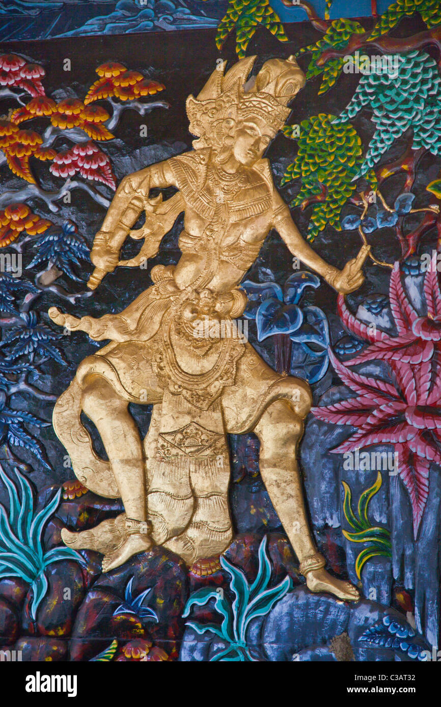 Ein Flachrelief einer hinduistischen Gottheit ziert ein Tempel - UBUD, BALI Stockfoto