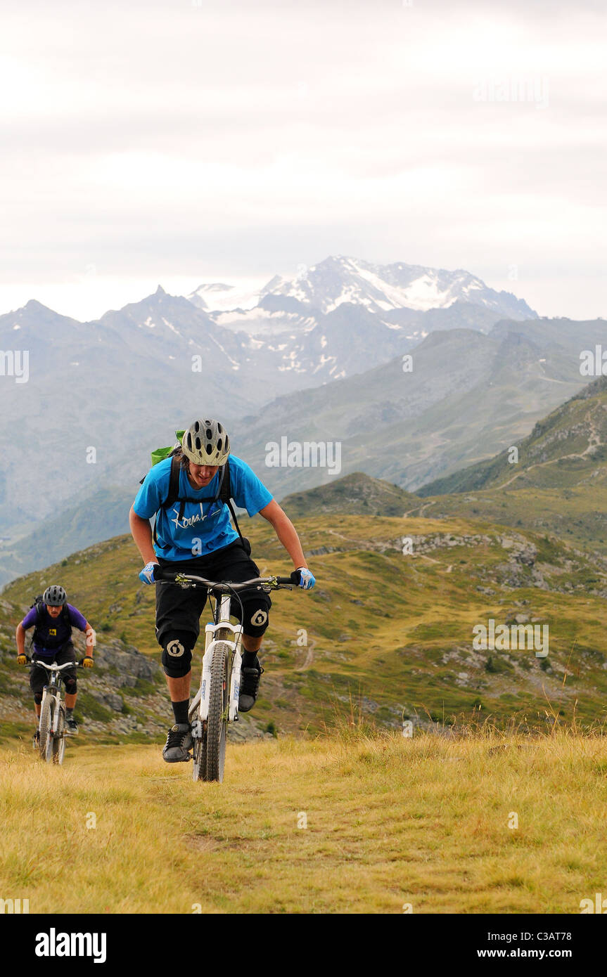 Zwei Mountainbiker kämpfen bergauf auf Höhe im französischen Skigebiet von Méribel Stockfoto