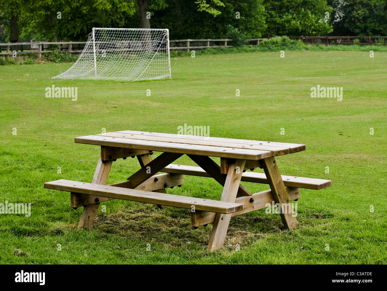 Picknickbank auf einem Spielgelände Stockfoto