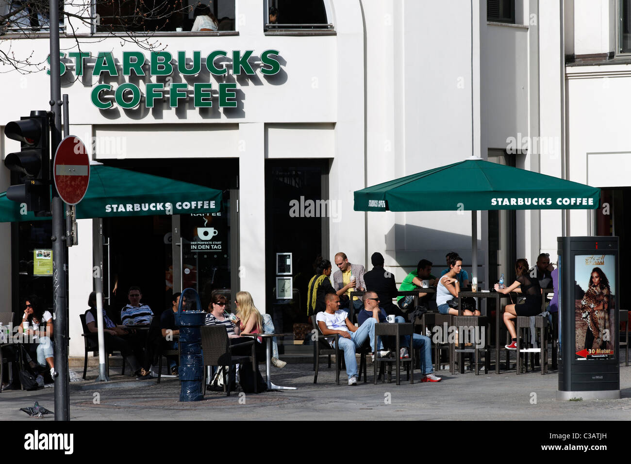 Berlin, Starbucks Coffee, Straßencafé. D - 10719 Berlin, Kurfürstendamm Nr. 26 EU/DE/DEU/Deutschland / Capitol Berlin. Stockfoto