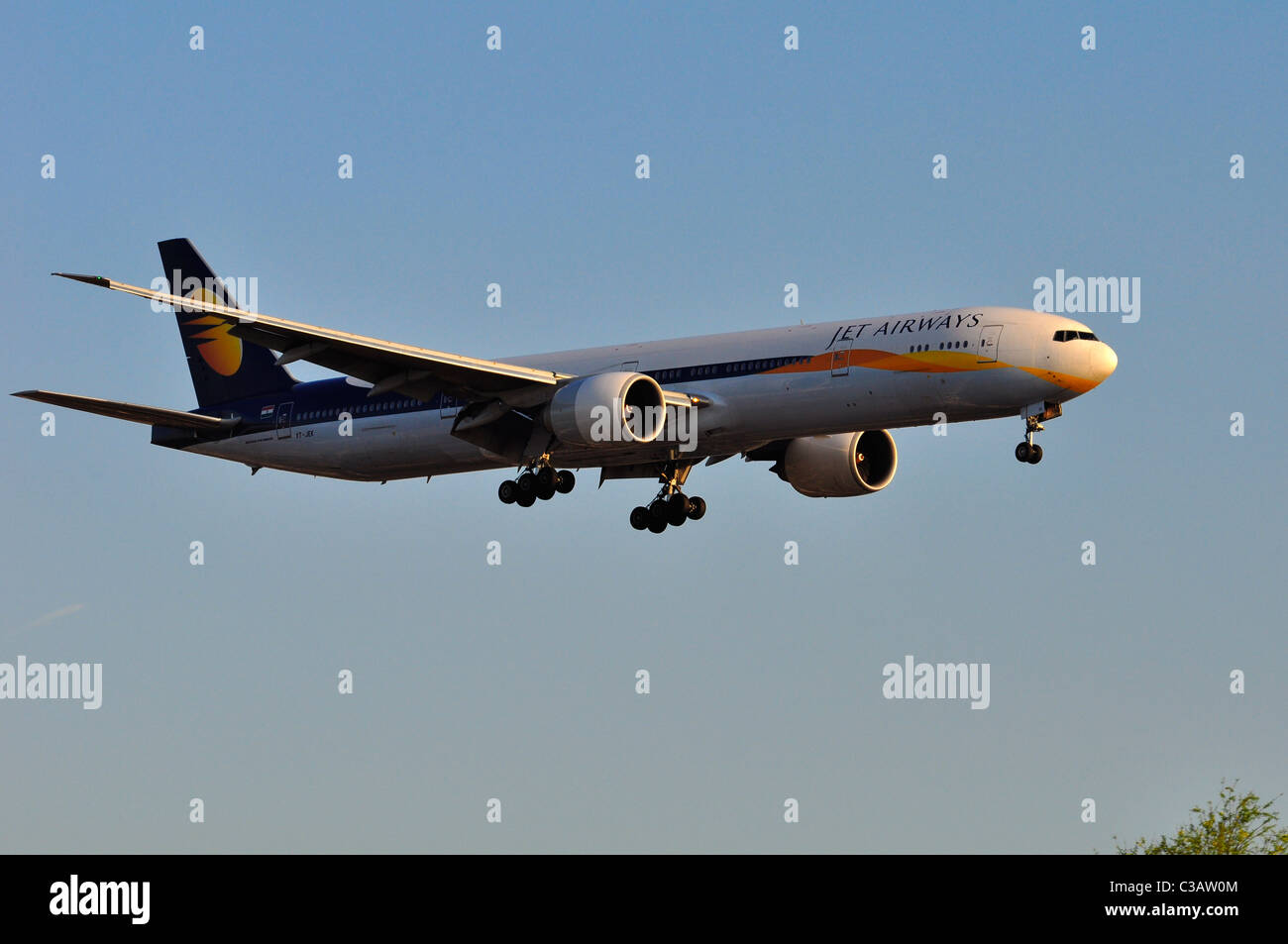 JET Airways Jet Flugzeuge im Anflug auf den Flughafen Heathrow zu landen Stockfoto