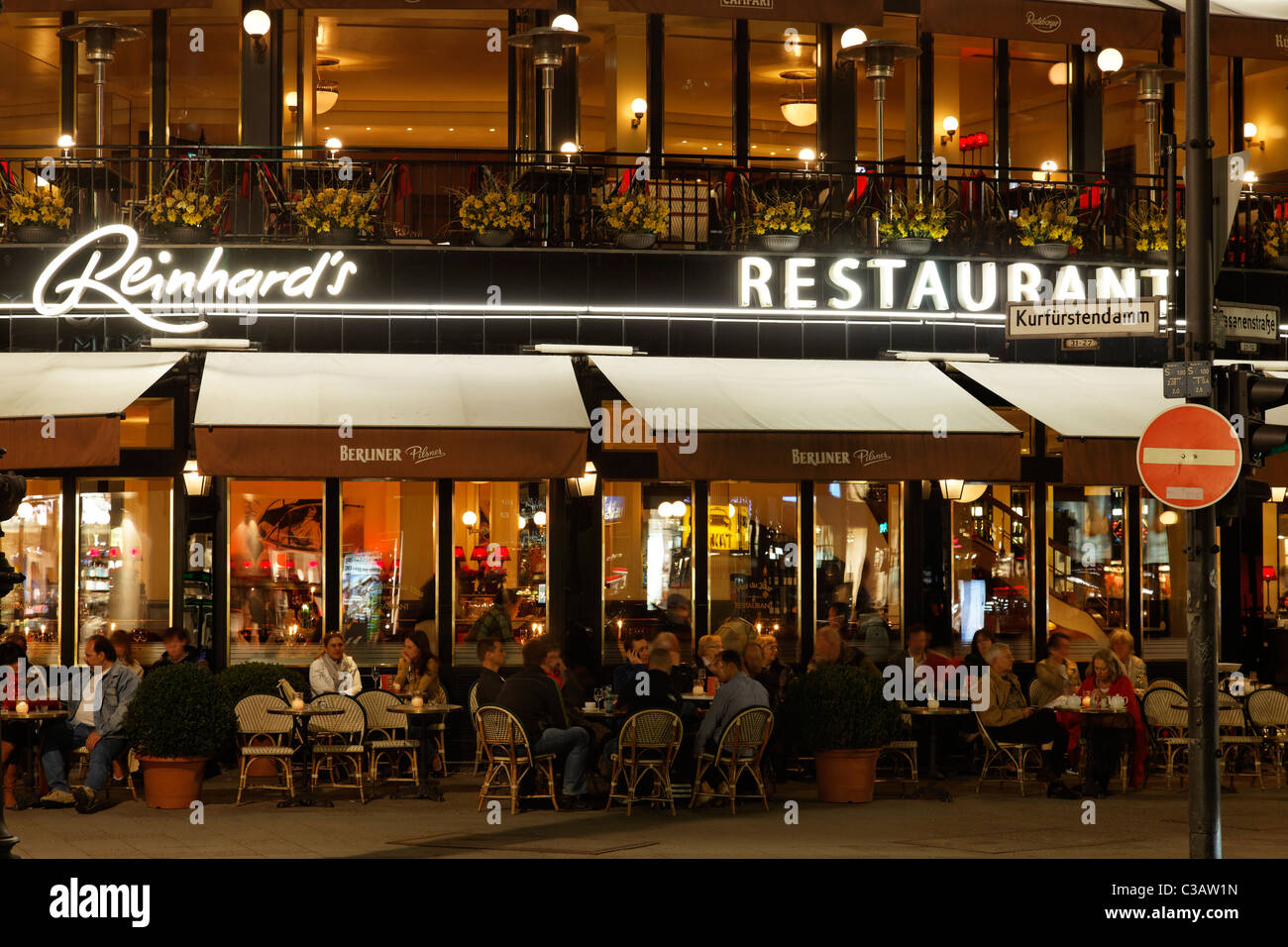 Das Reinhards Im Kempinski, Straßencafé, in der Nacht. D - 10719 Berlin, Kurfürstendamm Nr. 27 EU/DE/DEU/Deutschland / Capitol Berlin Stockfoto