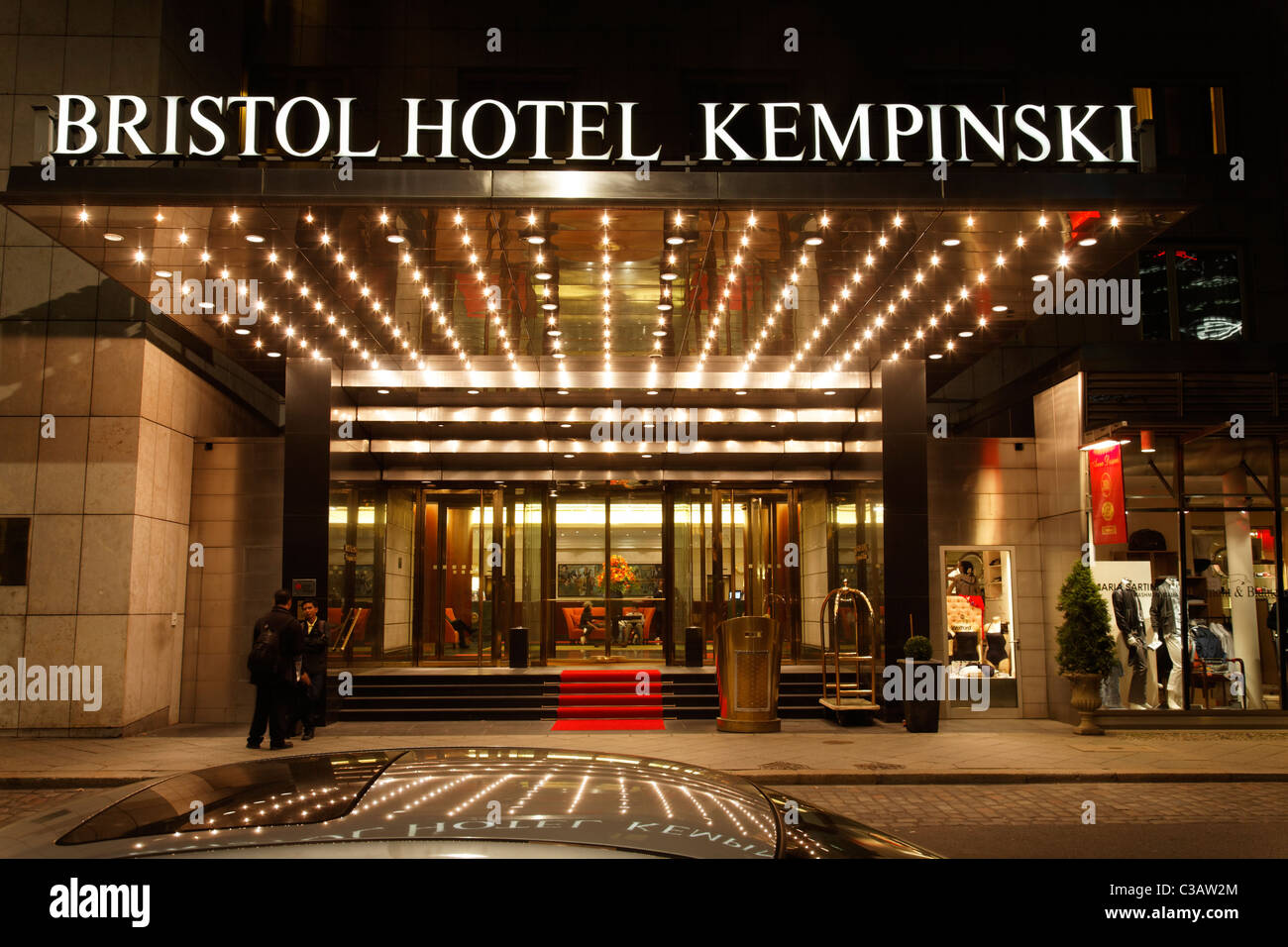 Das Kempinski Hotel Bristol Berlin am Kurfürstendamm, Haupteingang an der Fasanenstreet in der Nacht. D - 10719 Berlin, Stockfoto