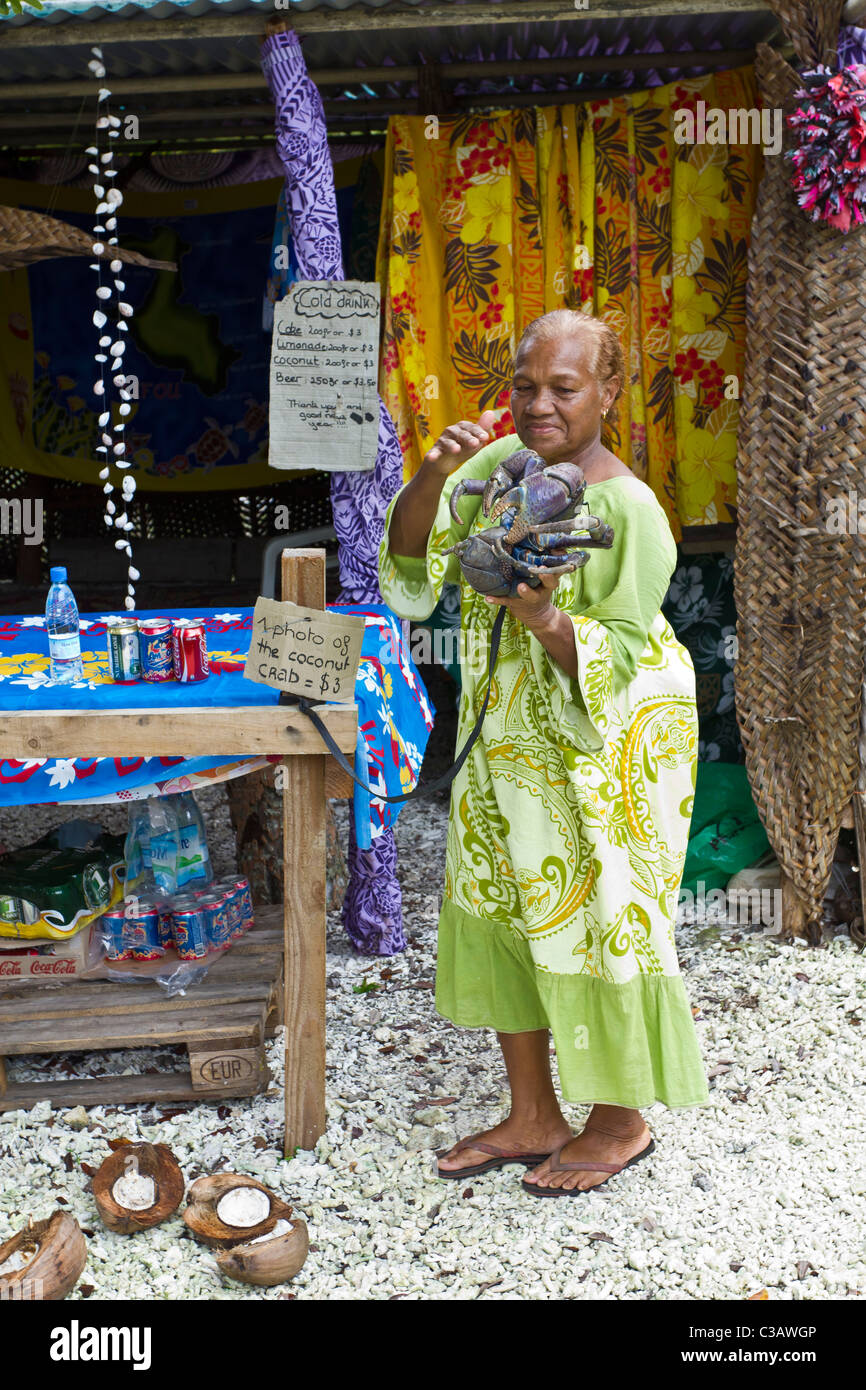 Lifou Insel Neu Kaledonien - Lady Holding Coconut Crab Birgus latro Stockfoto