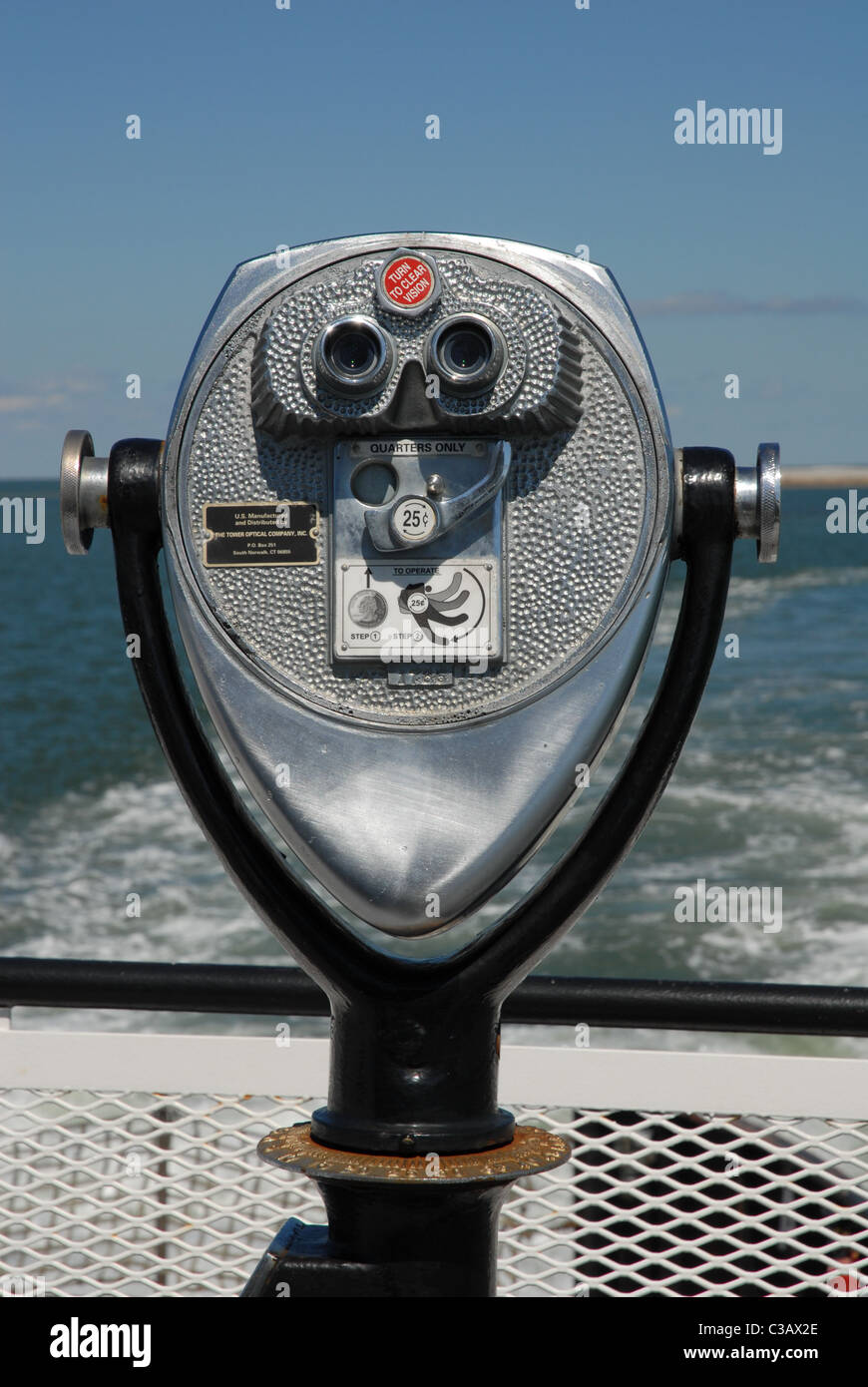 Fernglas für Touristen an Bord einer Fähre zu bezahlen. Stockfoto