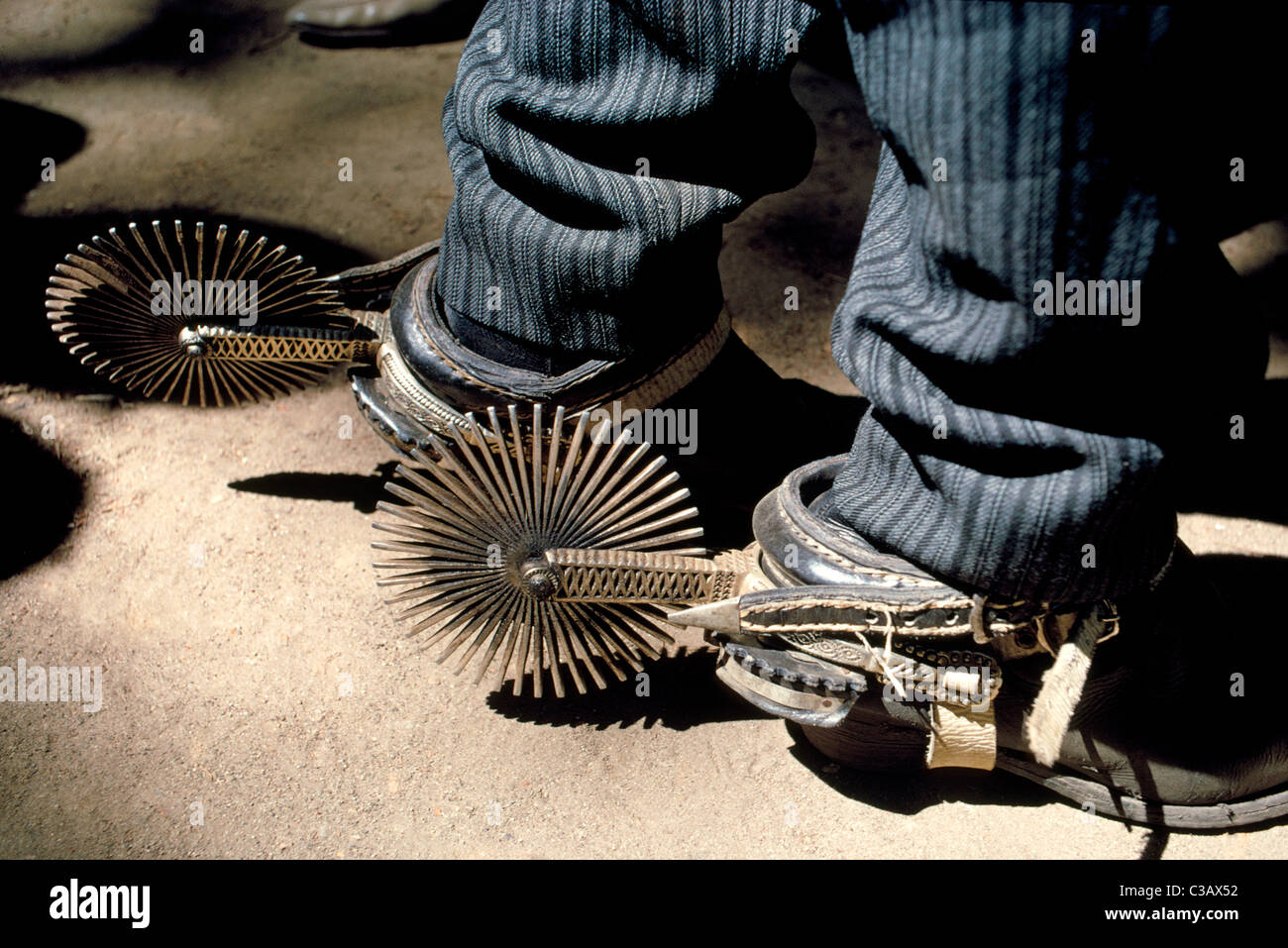 Ein paar schicke handgefertigte Silbersporen angeschnallt an den Stiefeln von einem argentinischen Gauchos (Cowboys) glitzern in der Sonne in Argentinien, Südamerika. Stockfoto