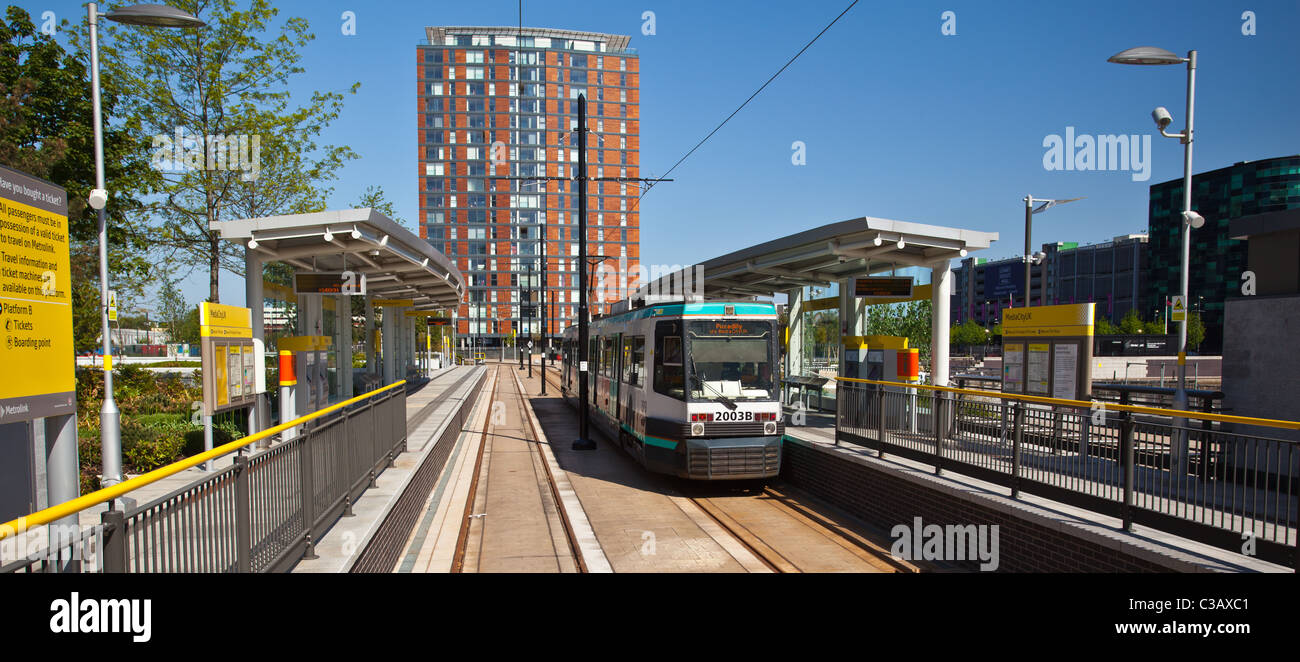 Straßenbahn in der Media City in Manchester stationiert. Stockfoto