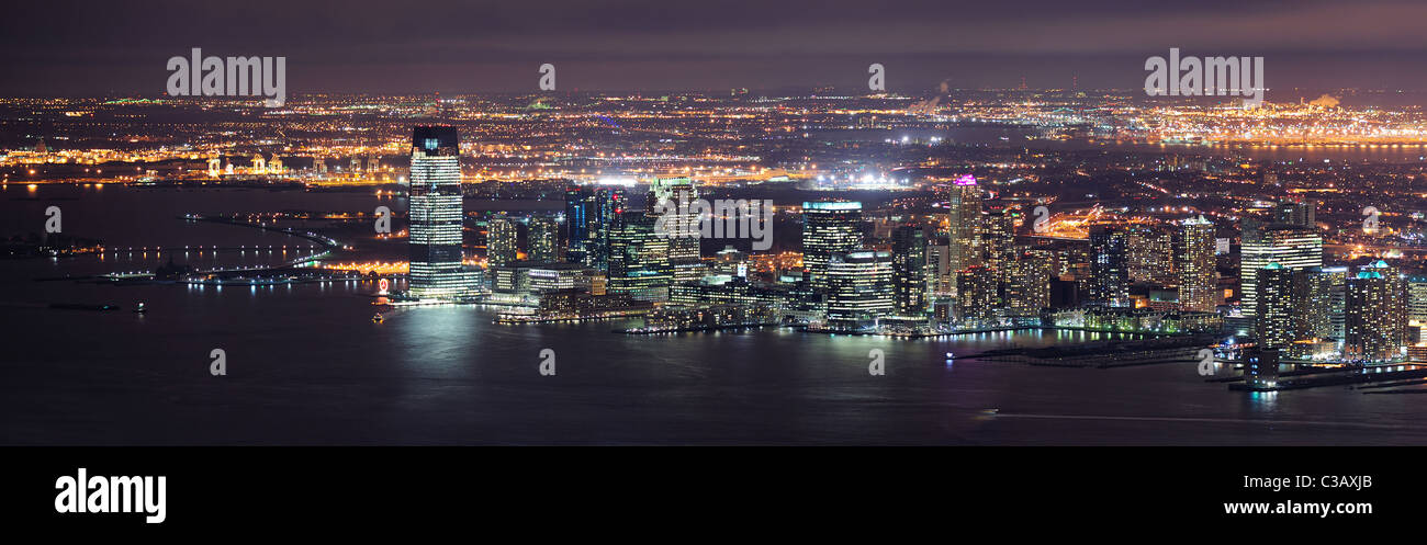 New Jersey Panorama Nachtansicht von New York City Manhattan mit Hudson River und Wolkenkratzer. Stockfoto