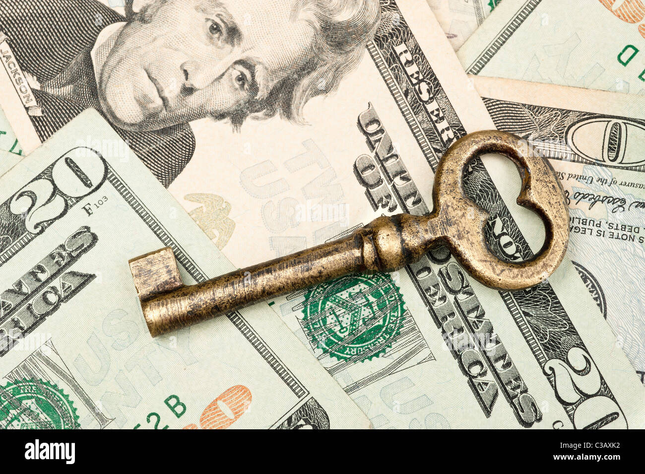 Ein Skelett-Schlüssel auf Bargeld folgert Wohlstand, Reichtum, Investitionen und Gesamterfolg. Stockfoto