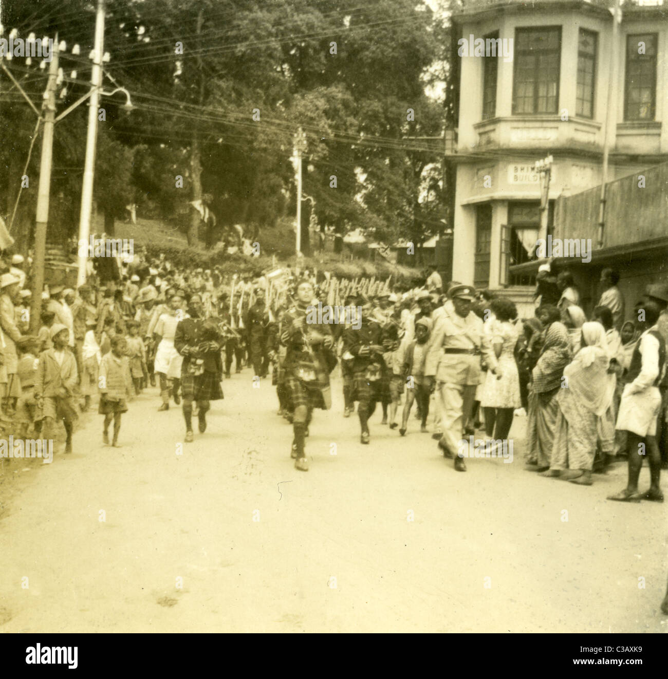 Britische Dudelsackspieler während einer Parade in Kalimpang, Indien am VE Tag 1945. Stockfoto