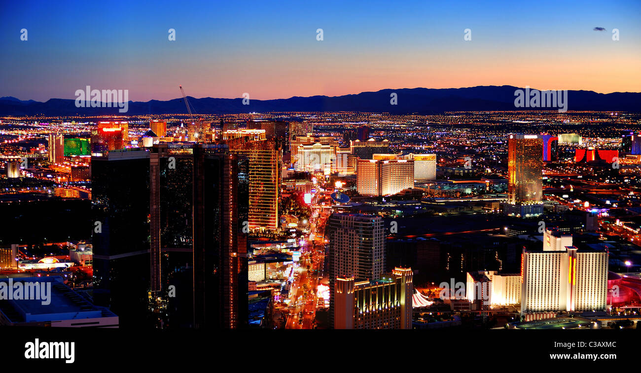 Las Vegas Strip Nacht Luftbild mit Hotels und Straße. Stockfoto