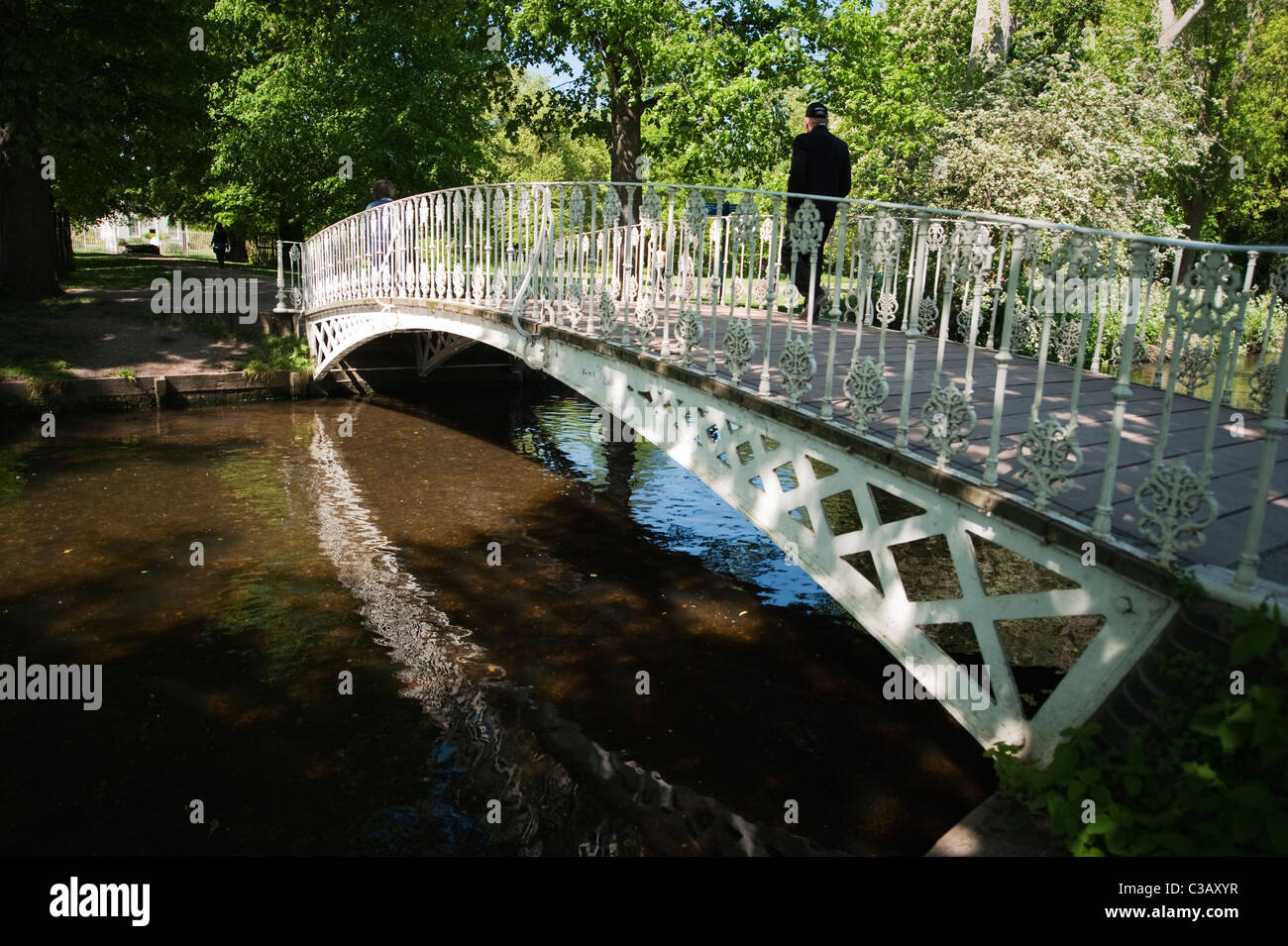 Reich verzierte schmiedeeiserne Brücke überquert den Fluss Wandle in Morden Hall Park Stockfoto