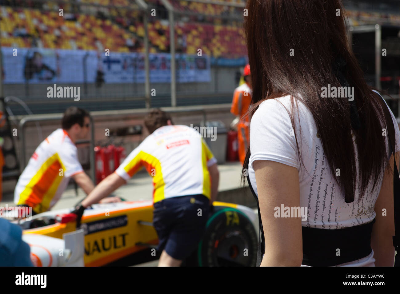 Shanghai: junge Frau betrachten ein Renault-f1-Boliden Stockfoto