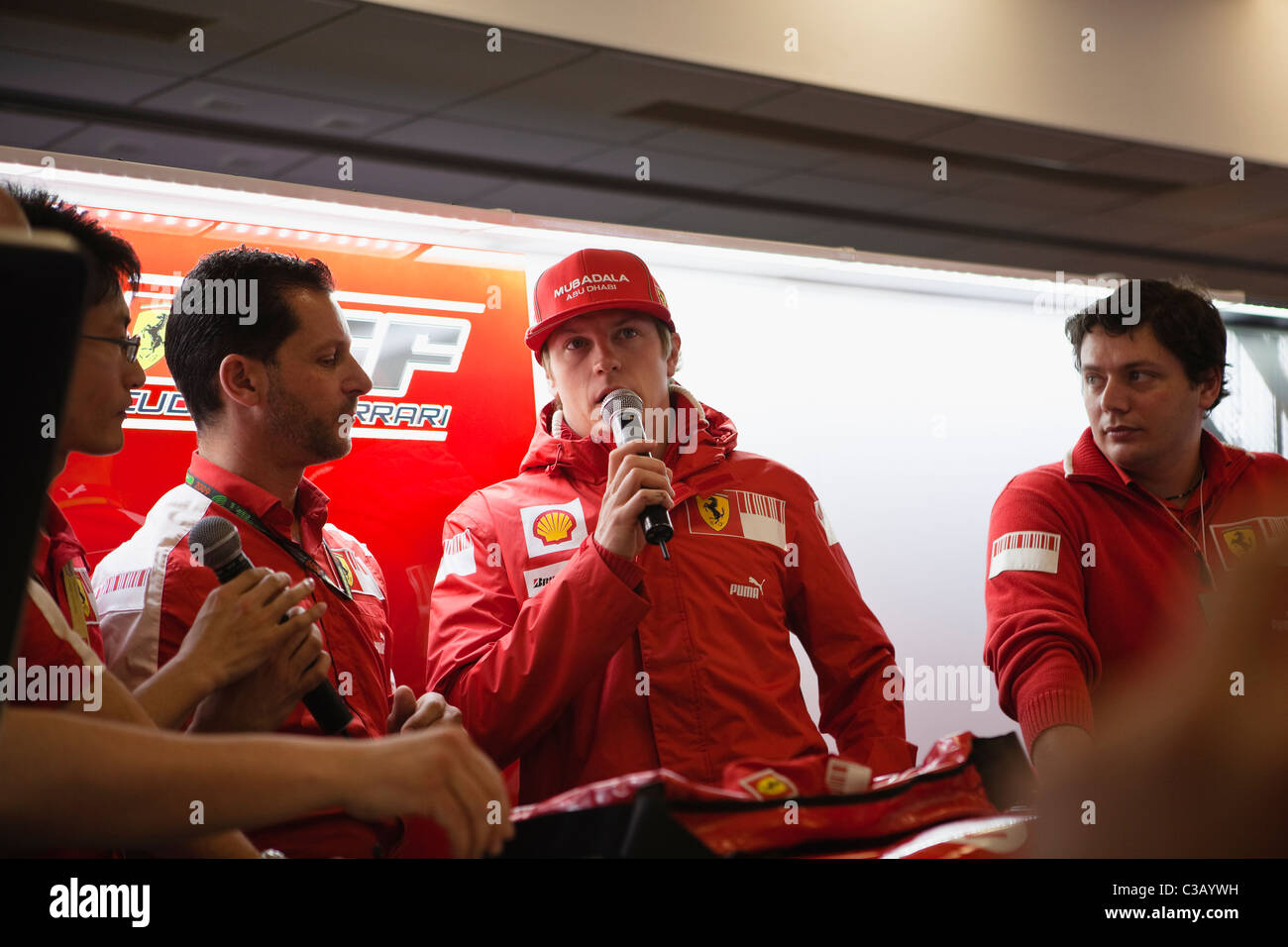Shanghai: Kimi Räikkönen im Gespräch mit Fans Stockfoto