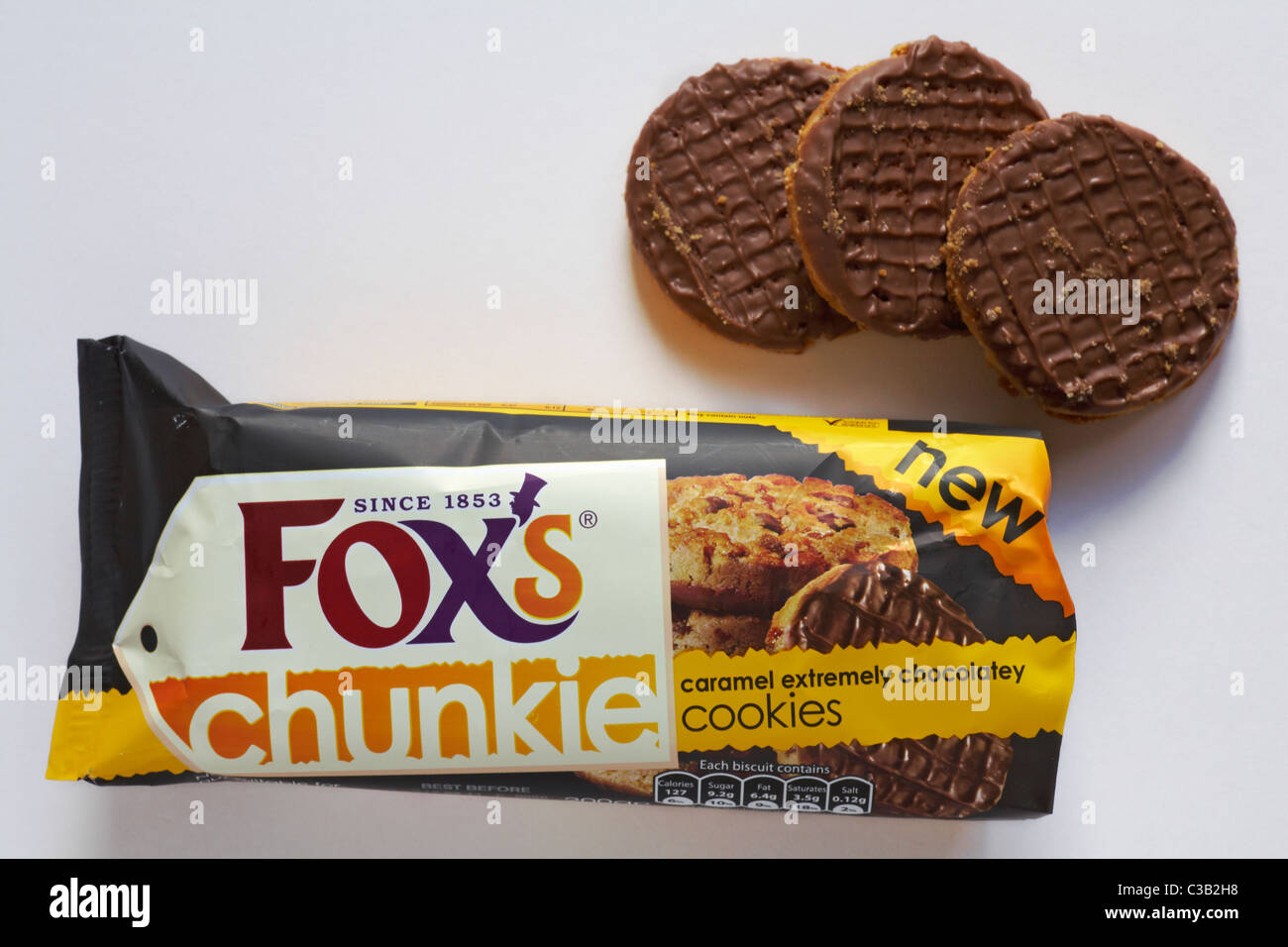 Paket von Fox Chunkie Karamell sehr schokoladig Cookies mit drei Päckchen isoliert auf weißem Hintergrund Stockfoto
