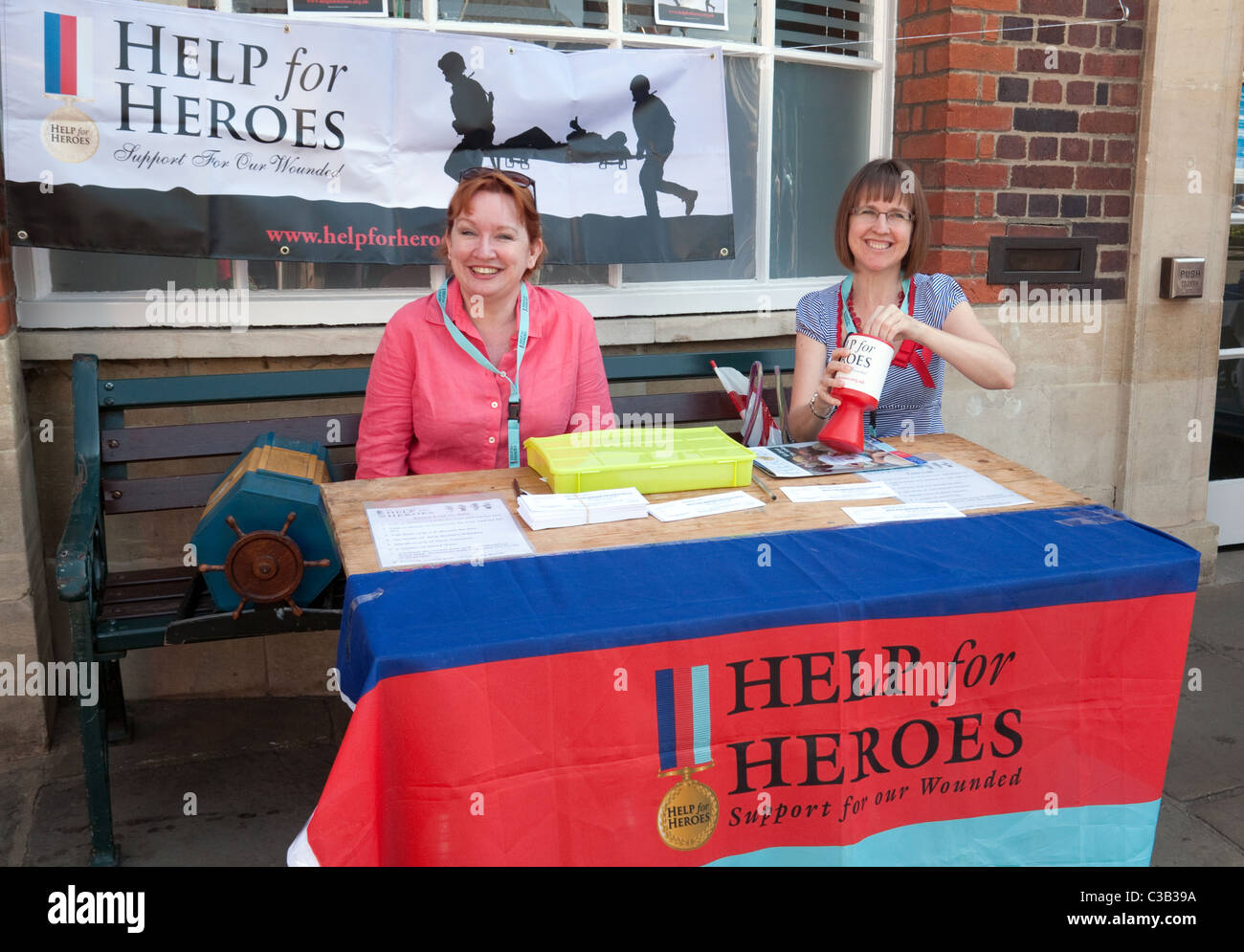 "Help for Heroes" Charity-Stall, Stadt Wallingford, Oxfordshire, Vereinigtes Königreich Stockfoto