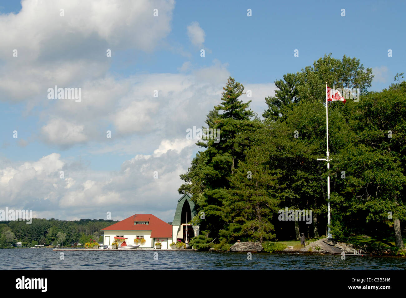 Ein Ferienhaus am Lake Muskoka in Ontario Cottage Land in Kanada. Beachten Sie die Kirche-förmigen Bootshaus. Stockfoto