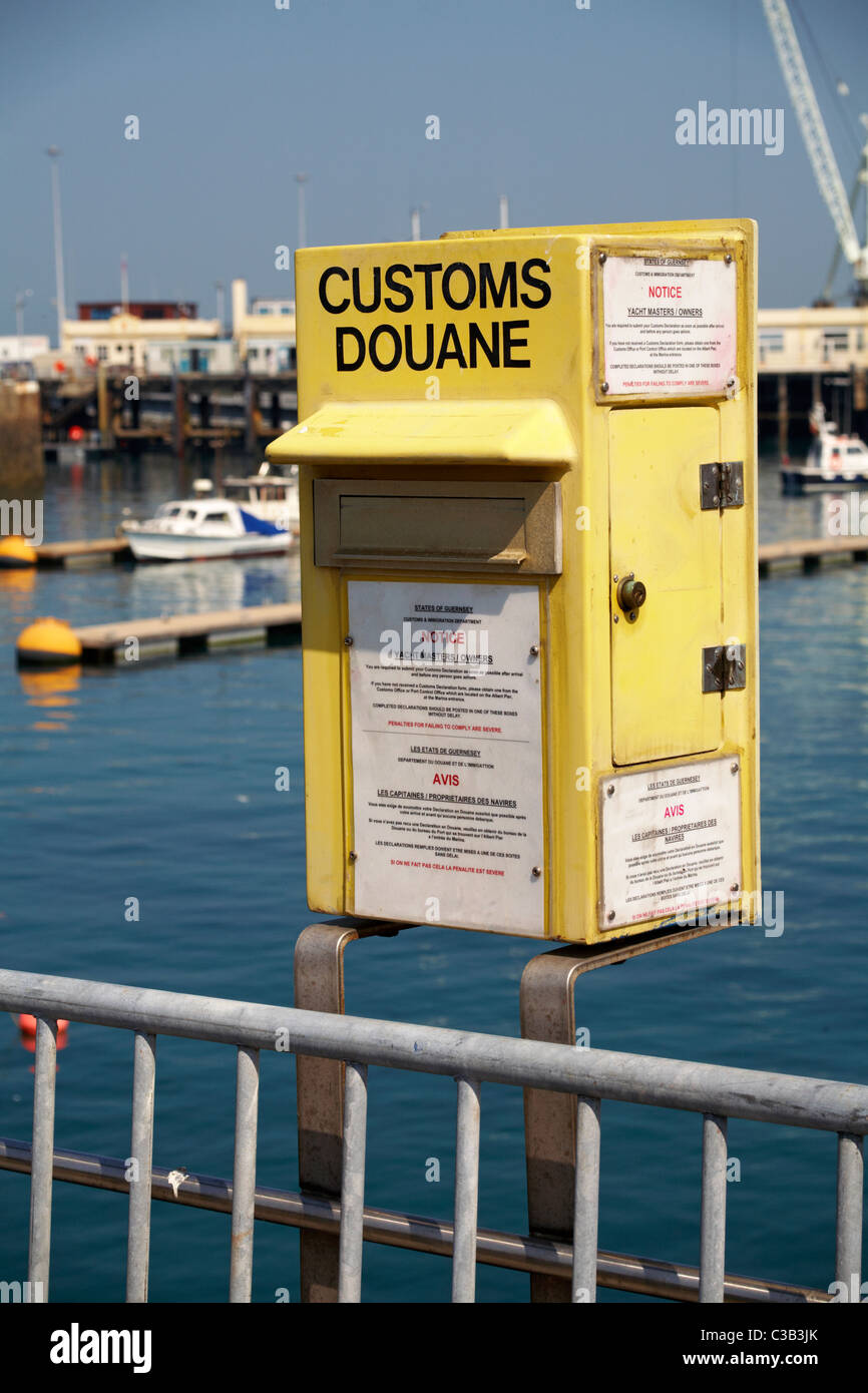 Gelbe Kunden Douane-Box für abgeschlossene Erklärungen auf St Peters Port, Guernsey im April Stockfoto