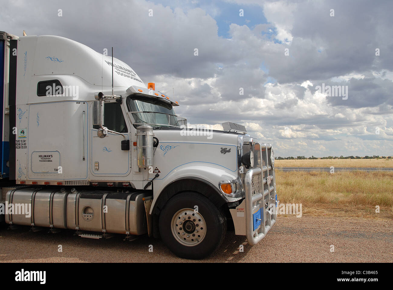 Beeindruckende Lastzug in Australiens Outback Queensland an der Landstraße von Longreach nach Winton Stockfoto