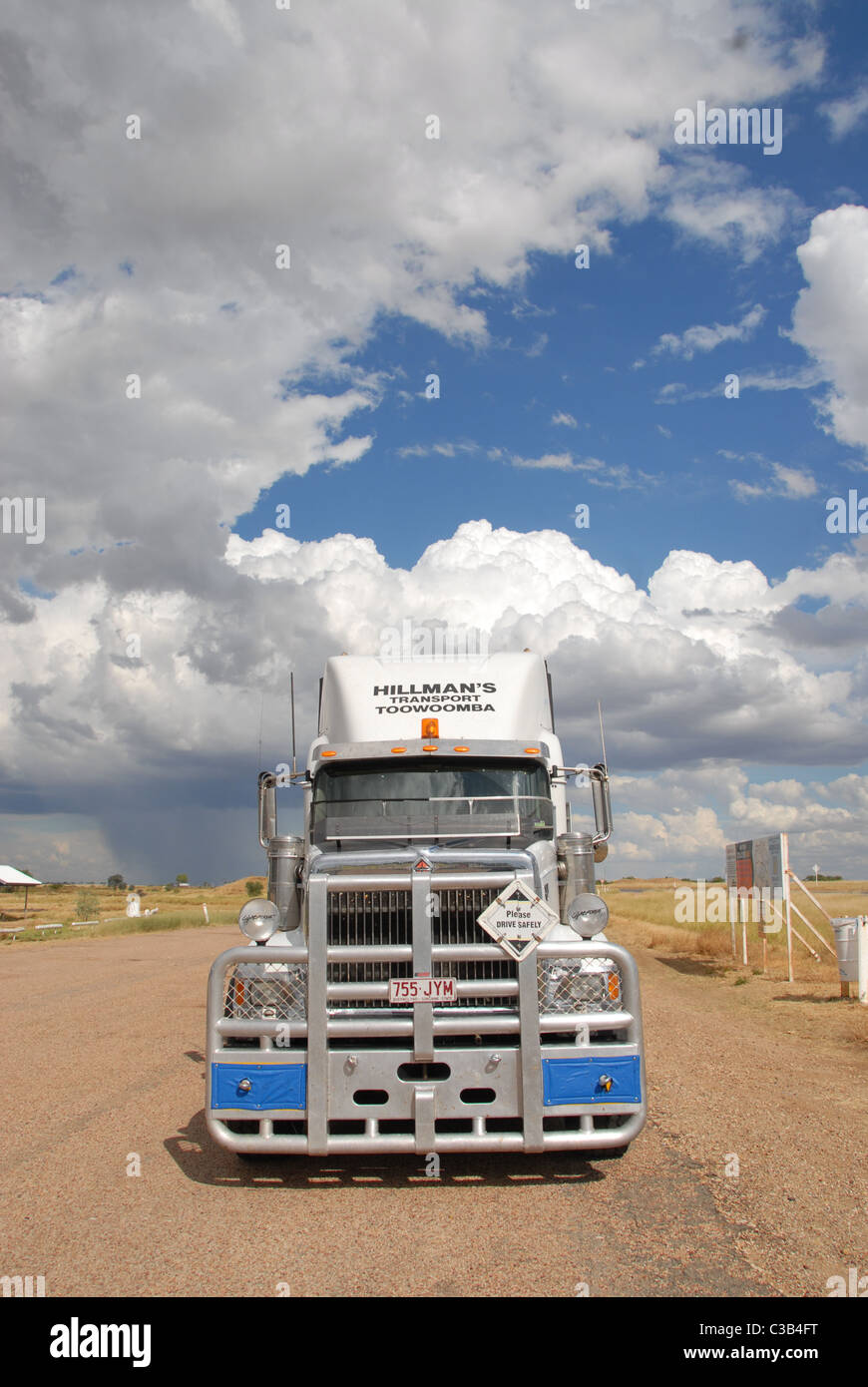 Beeindruckende Lastzug in Australiens Outback Queensland an der Landstraße von Longreach nach Winton Stockfoto