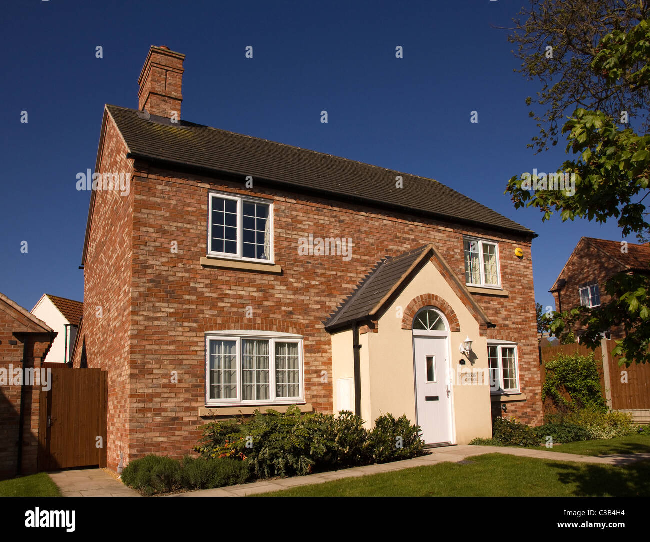 Neu gebautes Haus im traditionellen englischen Landhausstil, Leicestershire, England, Großbritannien Stockfoto