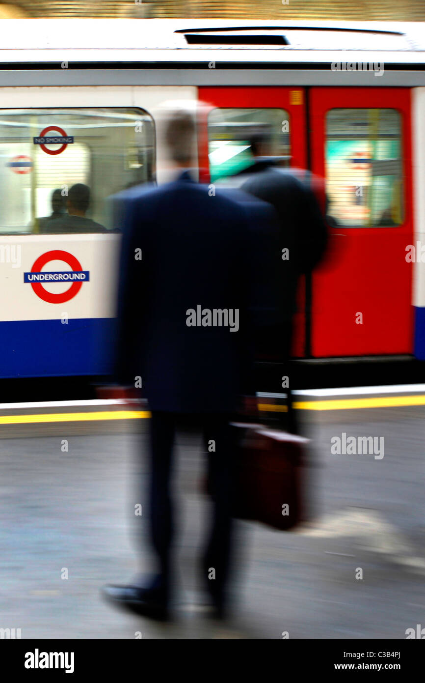 Ein Zug, u-Bahn Station Farringdon angekommen. Stockfoto