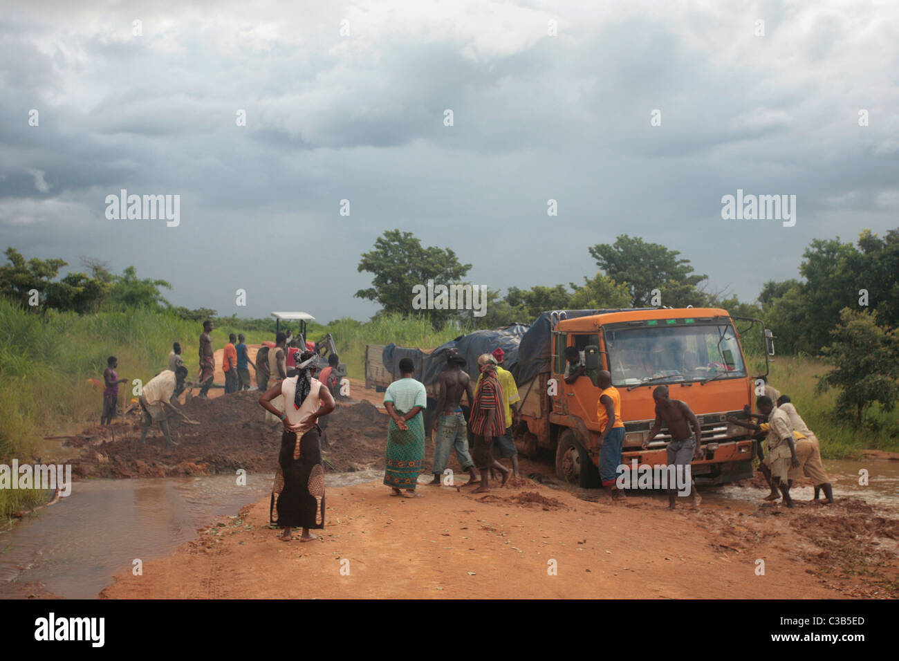 Eine gesperrte Straße im abgelegenen Norden Mosambiks. Alle gechipt das Loch füllen und dann fuhr fort! Stockfoto