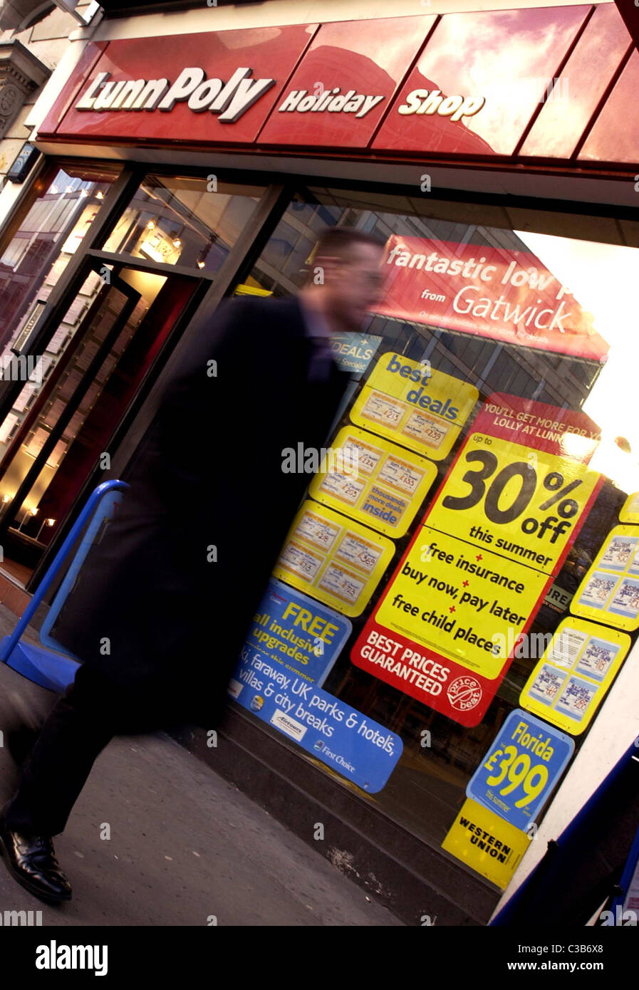 Bild zeigt ein Lunn Poly-Reisebüro; Teil der TUI Travel Stockfoto