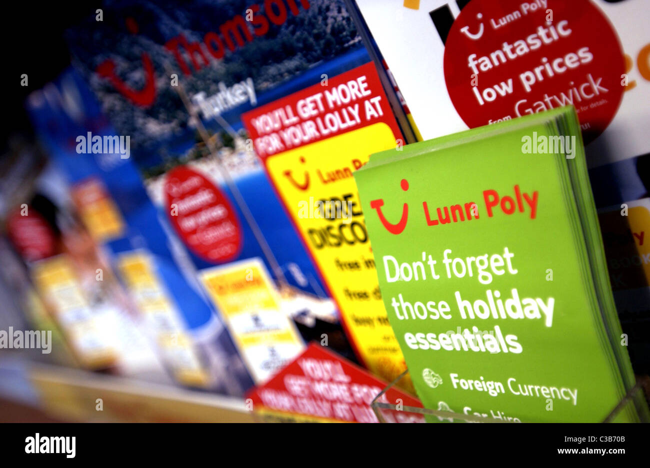 Bild zeigt TUI Travel Outlet Broschüren für Thomson und Lunn Poly. Stockfoto