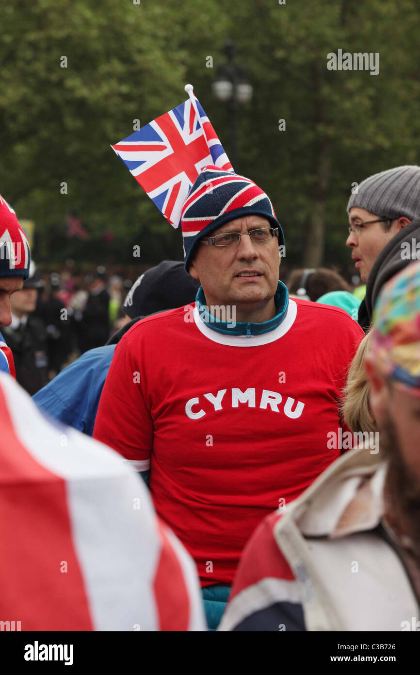 Die Hochzeit von Prinz William und Catherine Middleton. 29. April 2011.  Ein walisischer Mann mit einem Union Jack-Mütze und unter Flagge Stockfoto