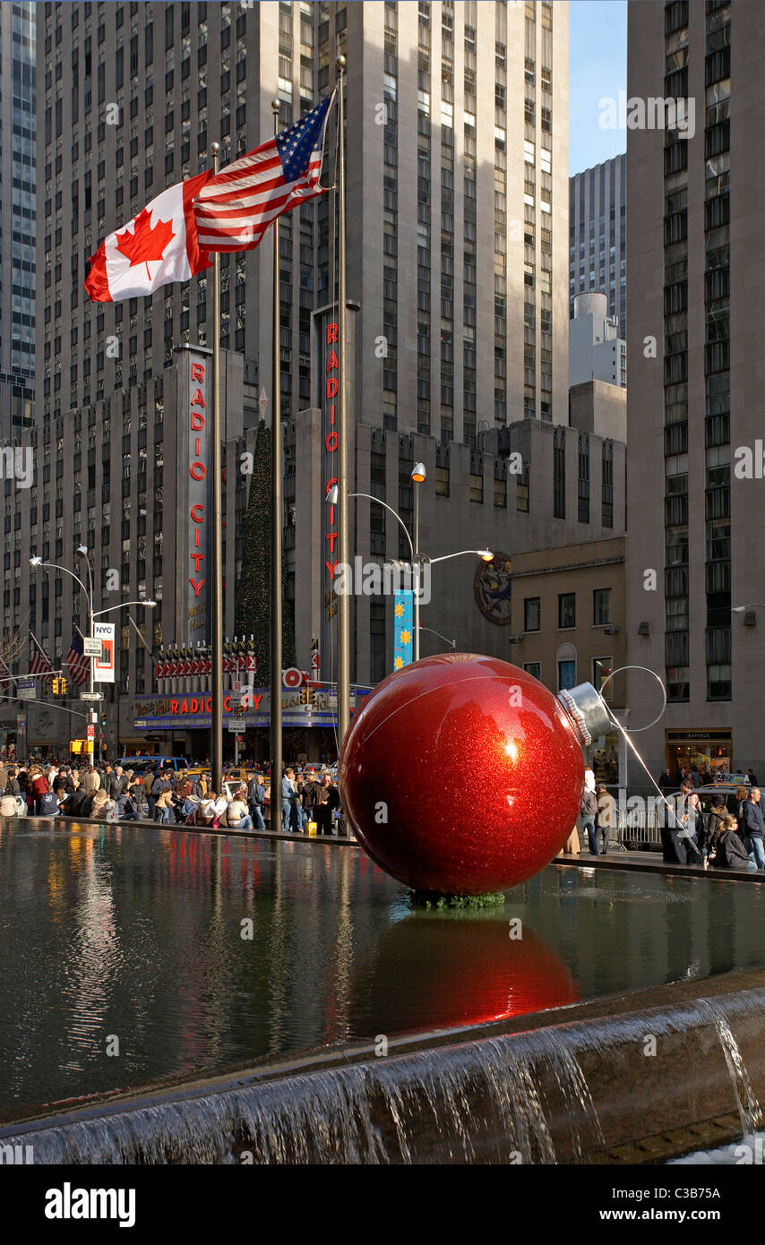 USA, New York City, Manhattan, Rockefeller Center, Weihnachtsschmuck und Radio City Music Hall im Hintergrund Stockfoto