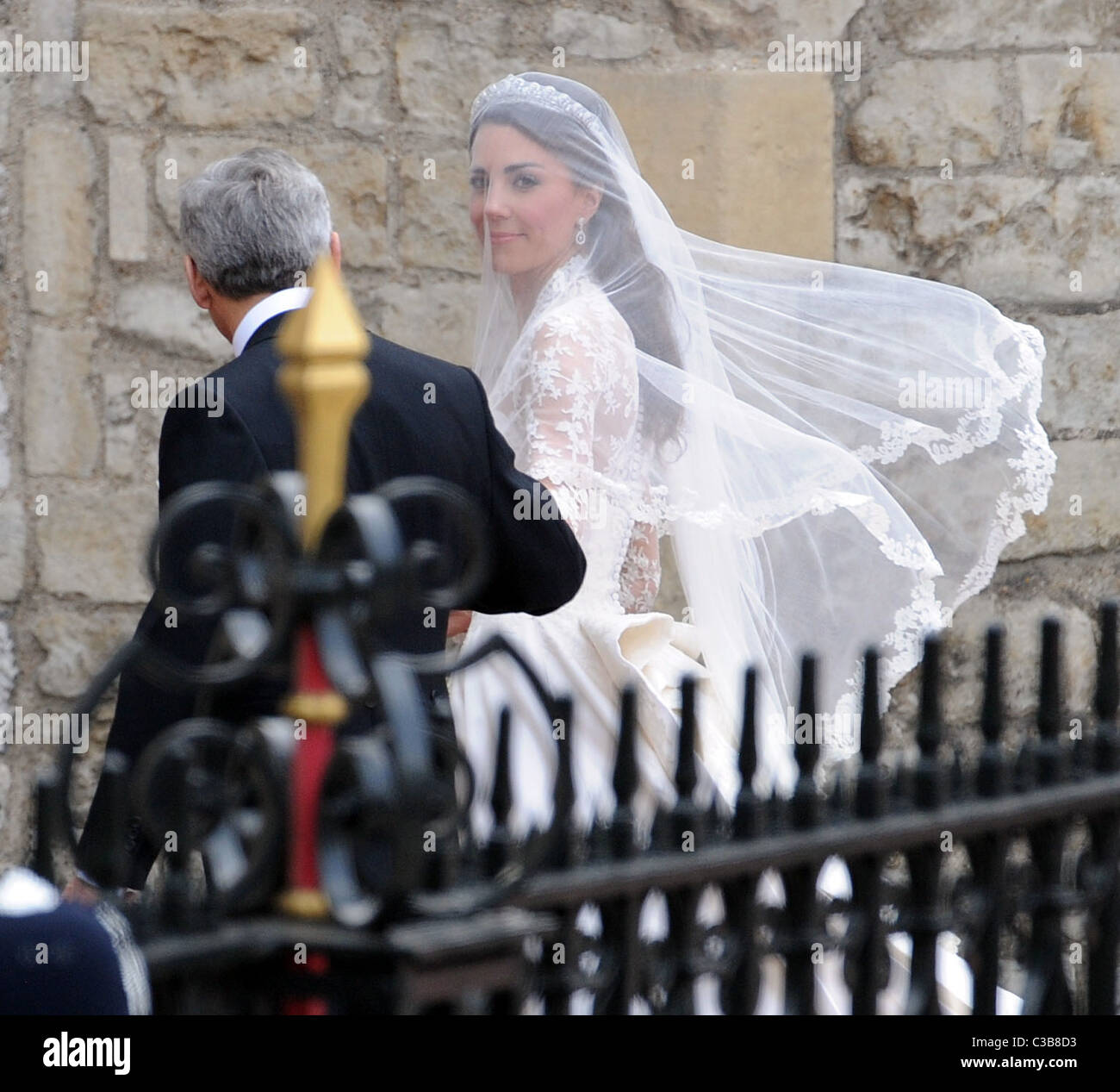 Die Hochzeit von Prinz William und Catherine Middleton. 29. April 2011. Kate Middleton kommt in der Abtei mit ihrem Vater Stockfoto