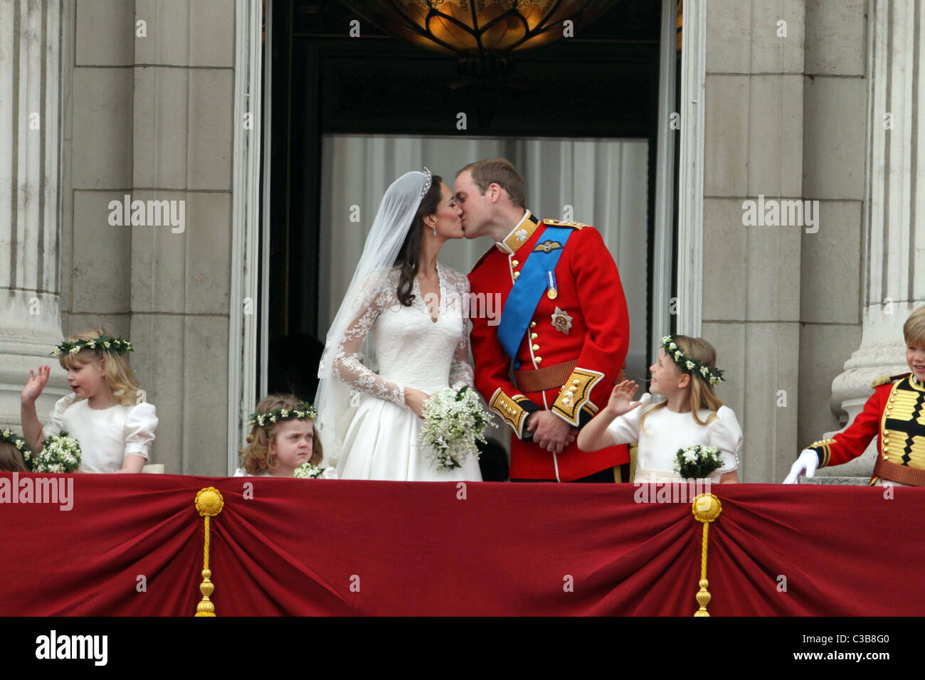 Die Hochzeit von Prinz William und Catherine Middleton. 29. April 2011. Der Herzog und die Herzogin von Cambridge teilen einen Kuss auf die Stockfoto