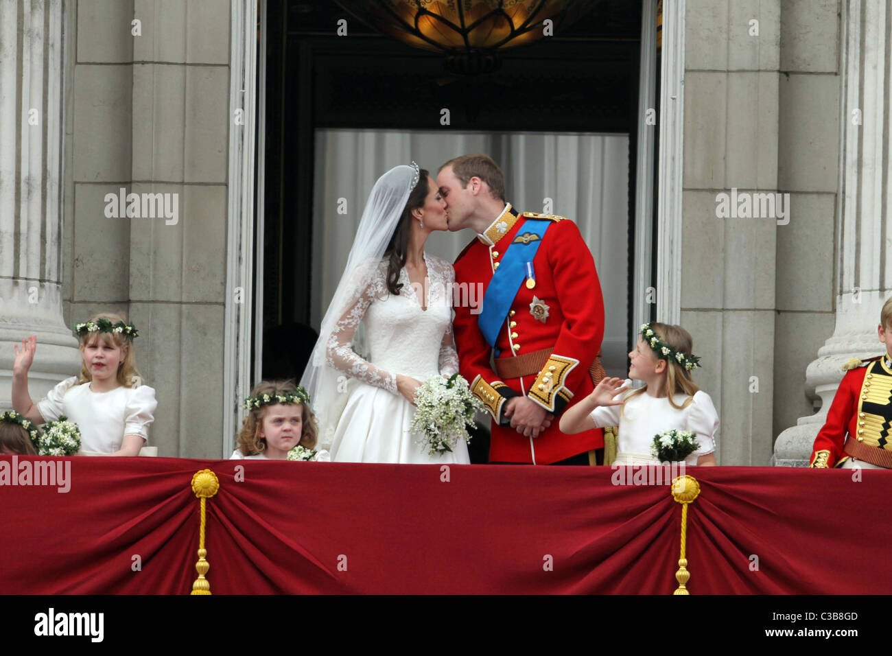 Die Hochzeit von Prinz William und Catherine Middleton. 29. April 2011. Der Herzog und die Herzogin von Cambridge teilen einen Kuss auf die Stockfoto Die Hochzeit von Prinz William und Catherine Middleton. 29. April 2011. Der Herzog und die Herzogin von Cambridge teilen einen Kuss auf die Stockfoto