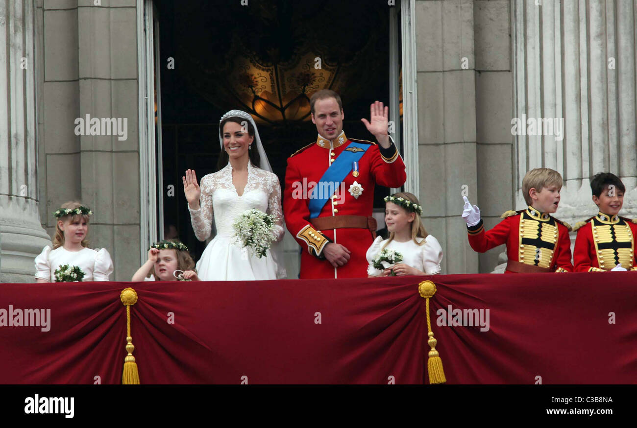 Die Hochzeit von Prinz William und Catherine Middleton. 29. April 2011. Der Herzog und die Herzogin von Cambridge Welle, um die Massen Stockfoto
