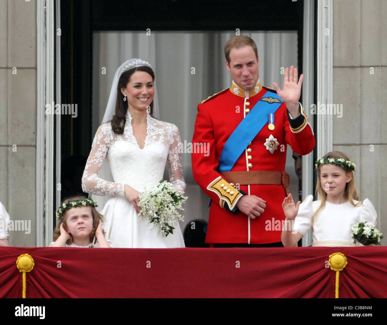 Die Hochzeit von Prinz William und Catherine Middleton. 29. April 2011. Der Herzog und die Herzogin von Cambridge Welle, um Massen von Stockfoto