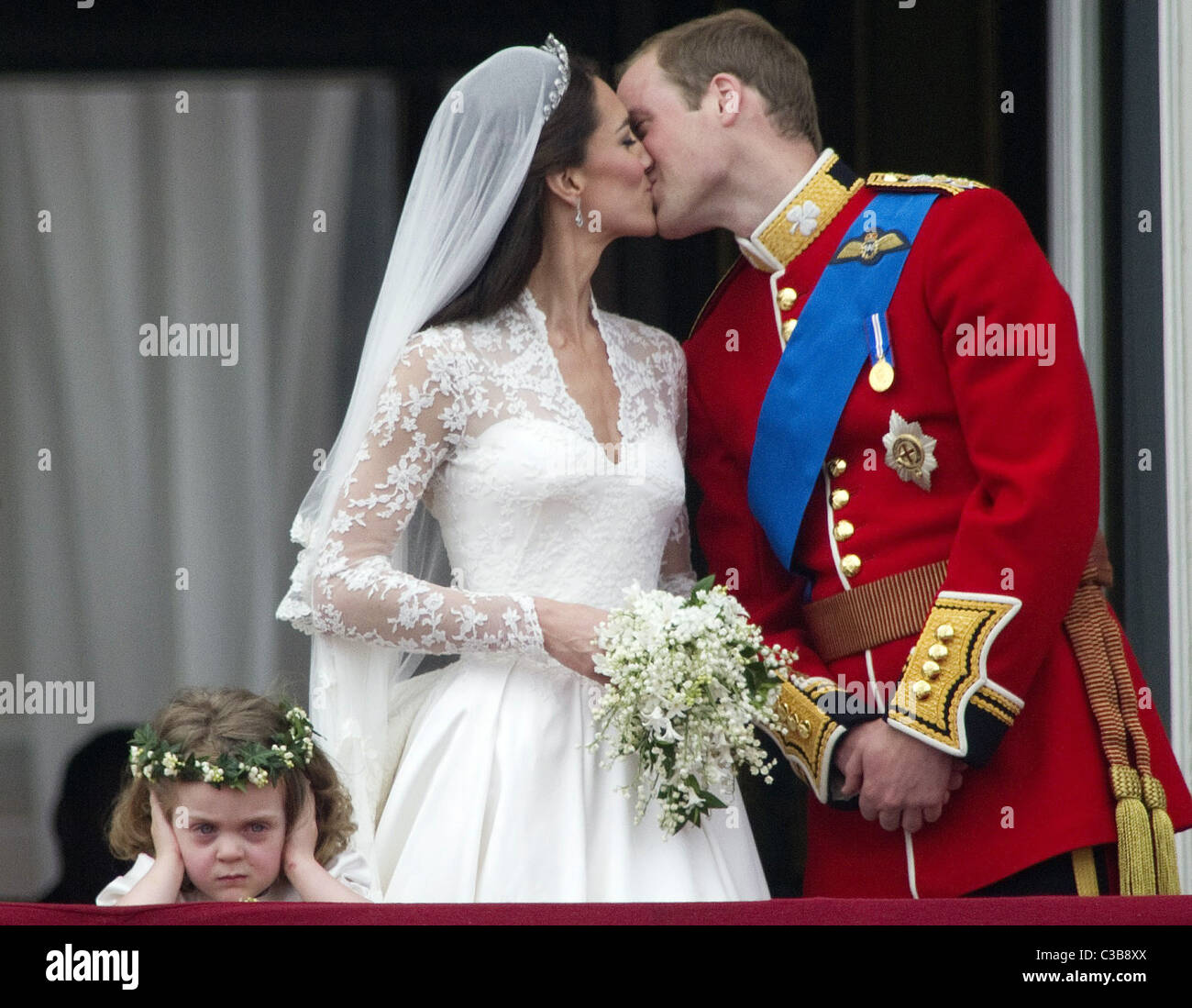Die Hochzeit von Prinz William und Catherine Middleton. 29. April 2011. Das frisch verheiratete Paar küssen sich auf dem Balkon auf Stockfoto Die Hochzeit von Prinz William und Catherine Middleton. 29. April 2011. Das frisch verheiratete Paar küssen sich auf dem Balkon auf Stockfoto