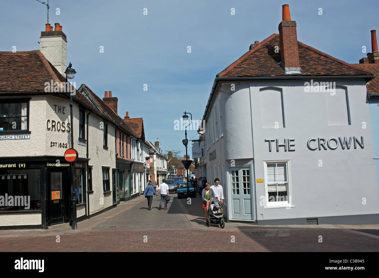 Der Cross-Ecke auf der Durchgangsstraße, Woodbridge, Suffolk, UK führt. Stockfoto