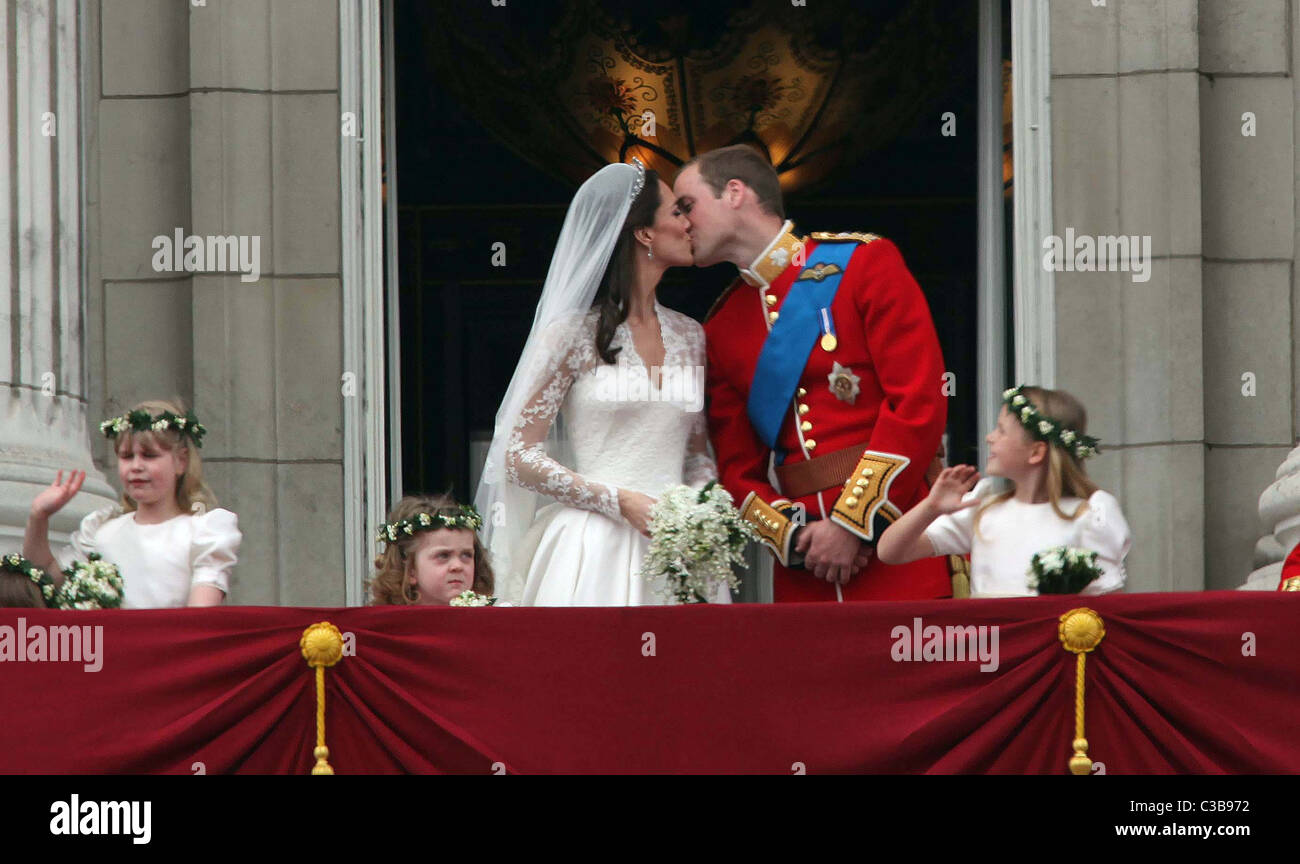 Die Hochzeit von Prinz William und Catherine Middleton. 29. April 2011. Der Herzog und die Herzogin von Cambridge teilen einen Kuss auf die Stockfoto