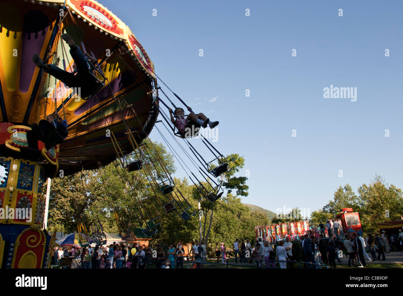 Die Menschen genießen eine Kirmes-Fahrt im Gagarin-Park in Yuzhno Sakhalinsk, Sachalin, Russland Stockfoto